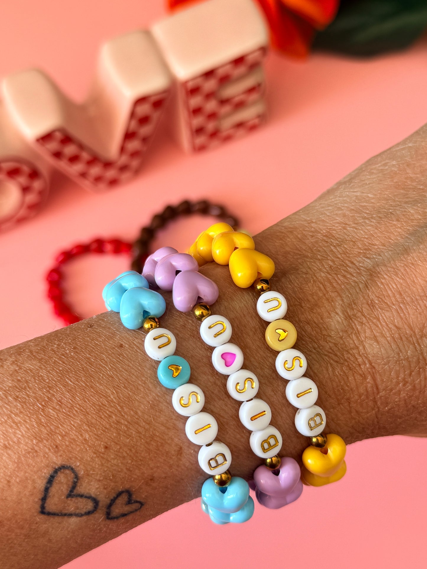 Bracelet fait main Bisou perles cœur acrylique colorées lettres dorées 7 coloris - collection Pop Therapy YourLittleWords
