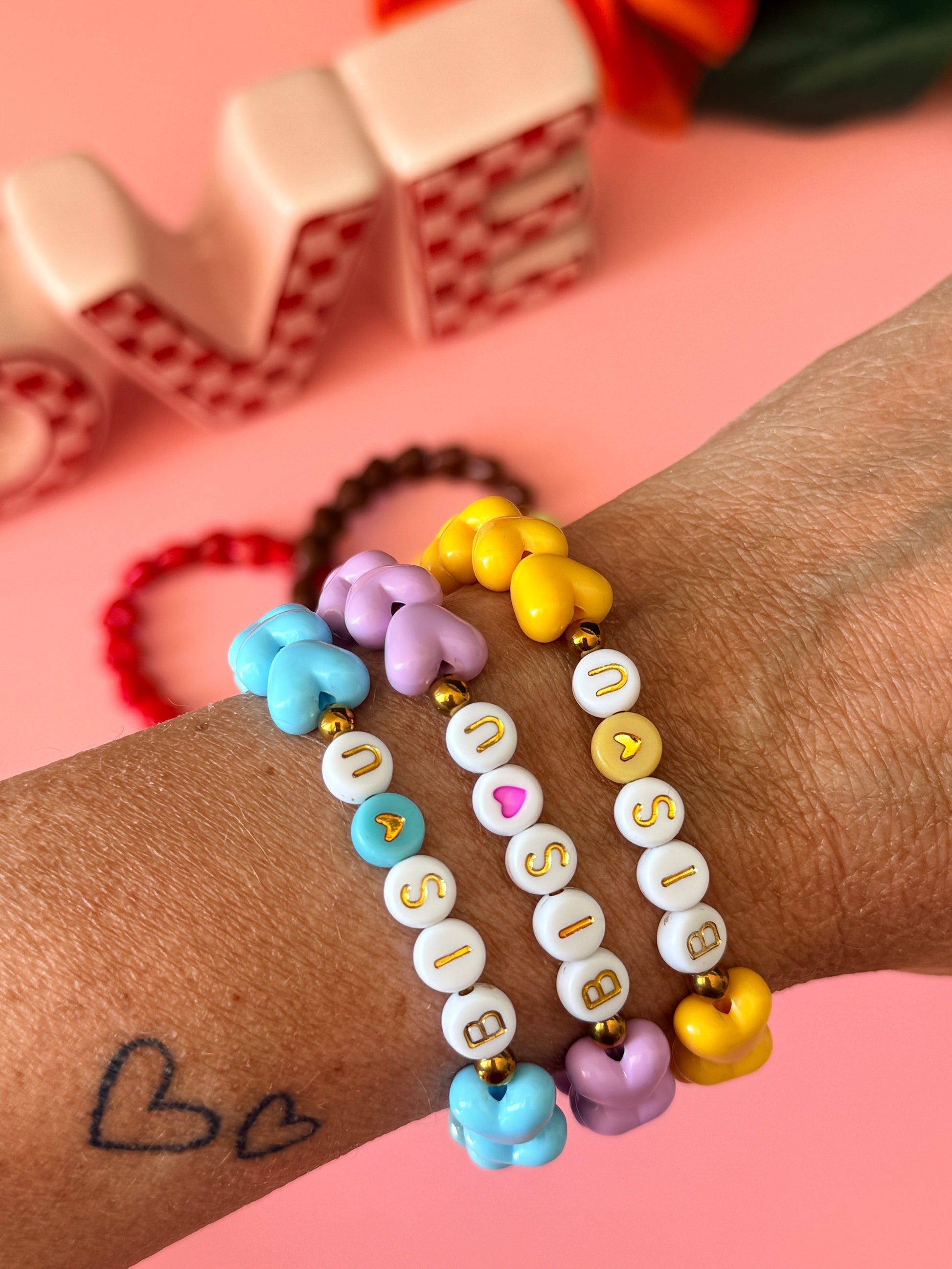 Bracelet fait main Bisou perles cœur acrylique colorées lettres dorées 7 coloris - collection Pop Therapy YourLittleWords
