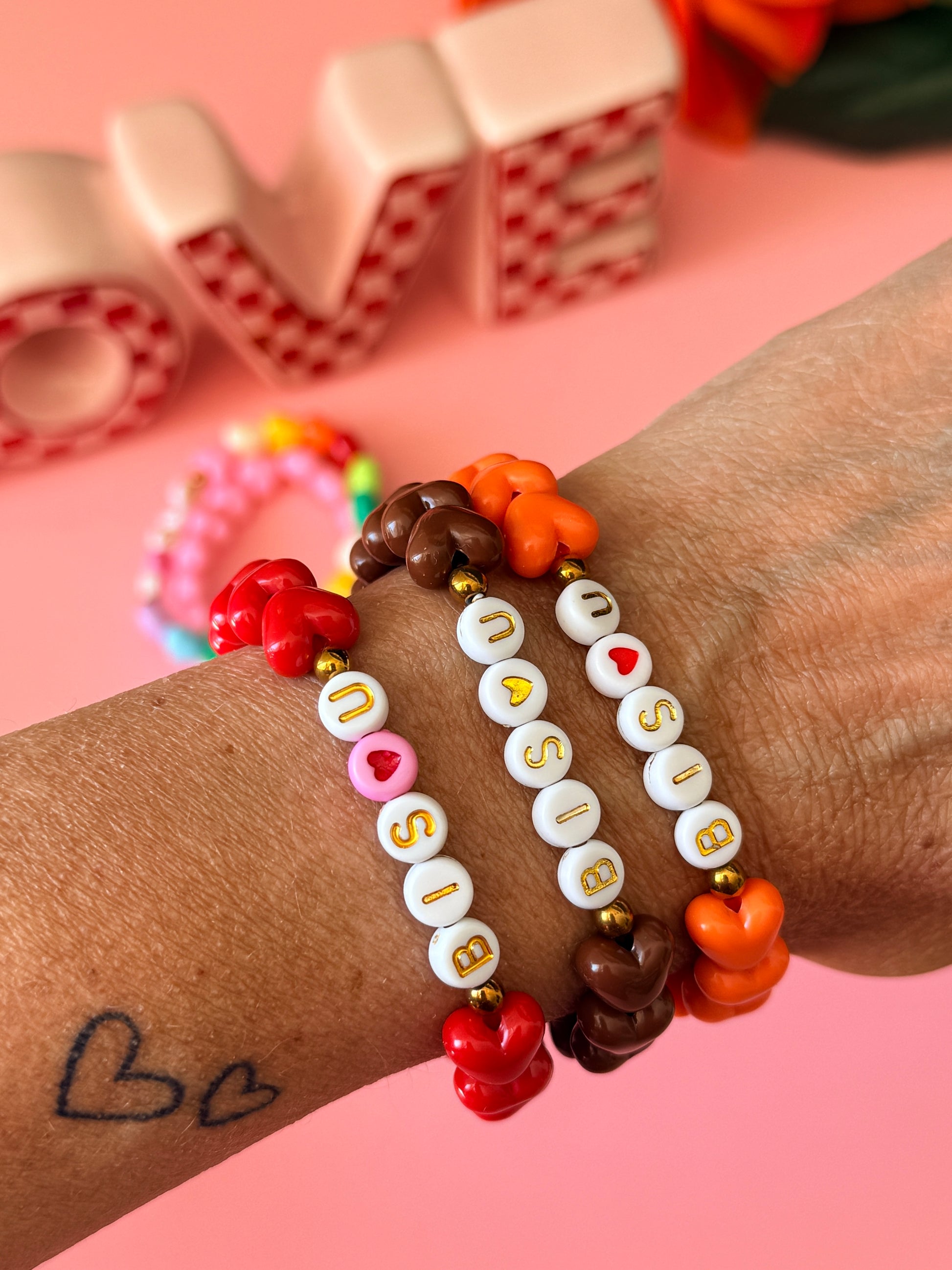 Bracelet fait main Bisou perles cœur acrylique colorées lettres dorées 7 coloris - collection Pop Therapy YourLittleWords
