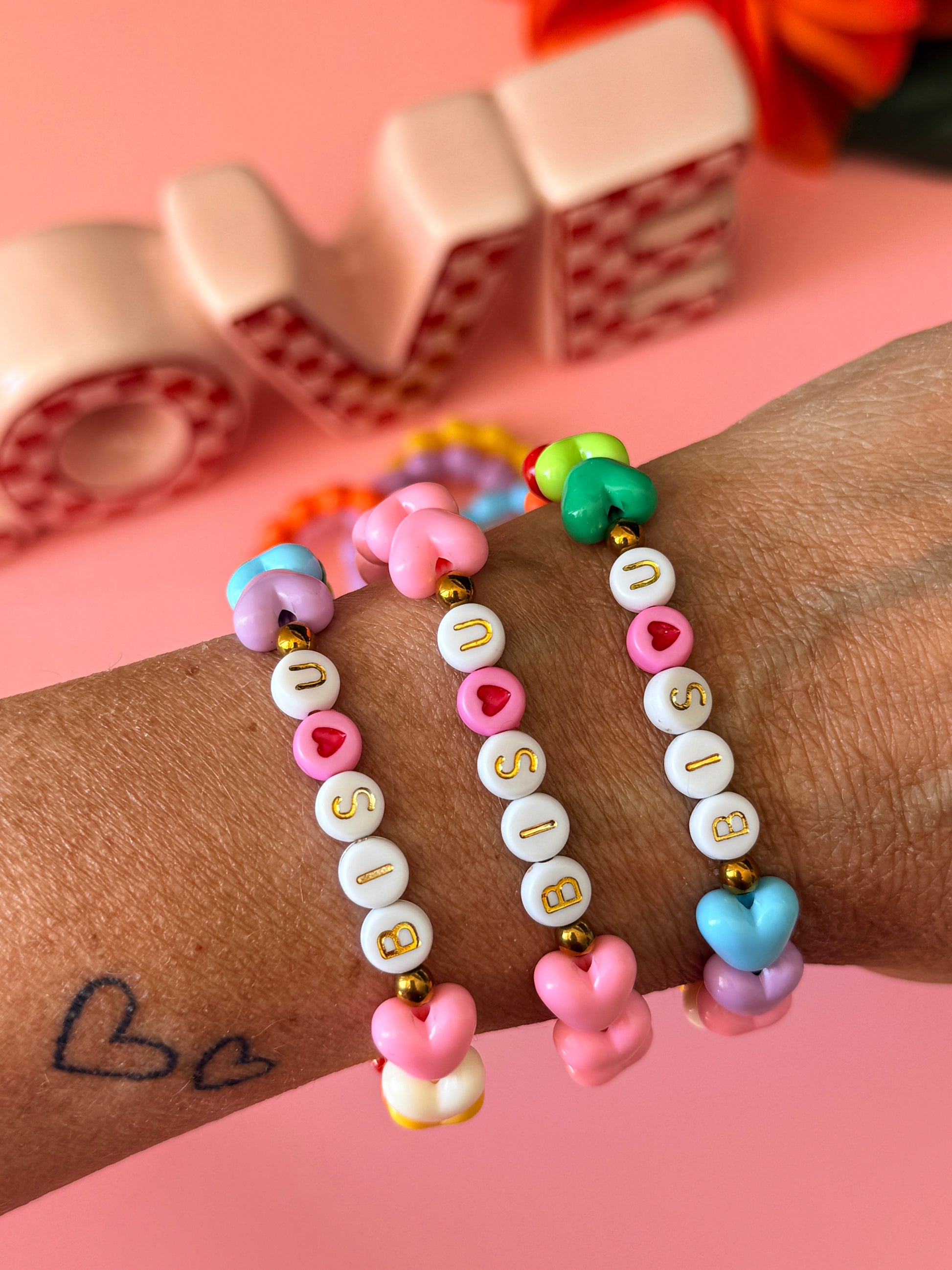 Bracelet fait main Bisou perles cœur acrylique colorées lettres dorées 7 coloris - collection Pop Therapy YourLittleWords
