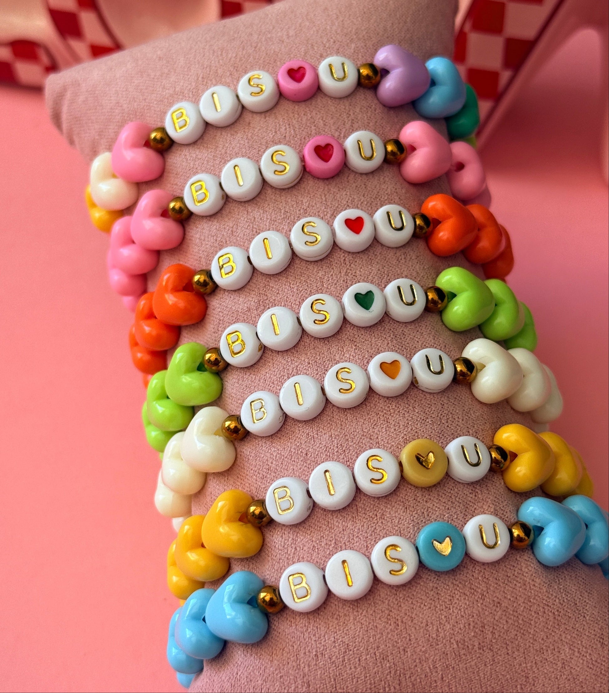 Bracelet fait main Bisou perles cœur acrylique colorées lettres dorées 7 coloris - collection Pop Therapy YourLittleWords
