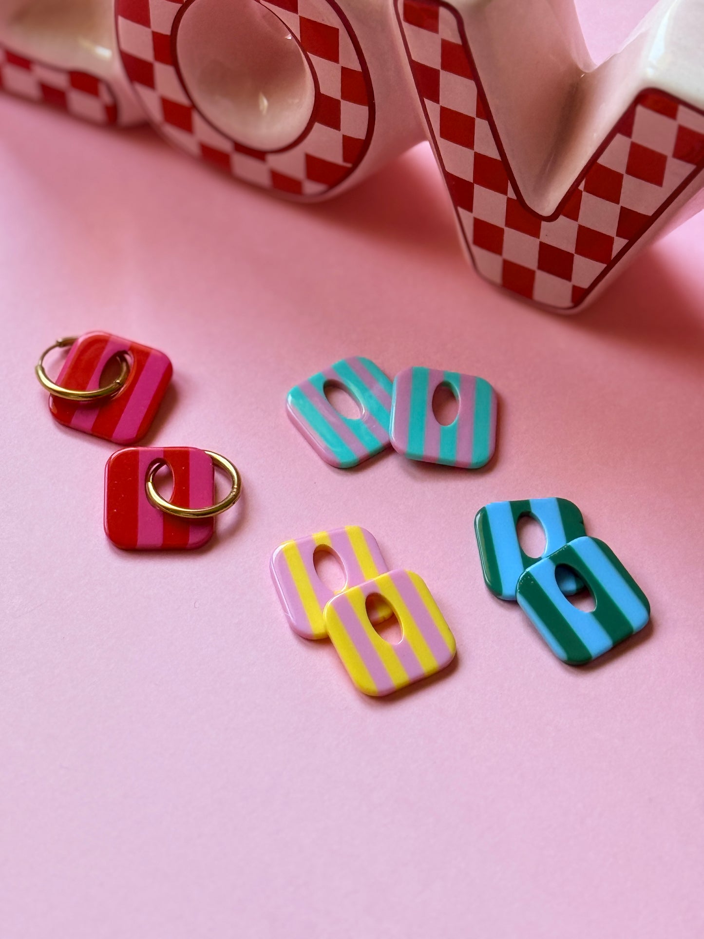 Boucles d'oreilles créoles Happy Hoops acier inoxydable doré breloque rayée acrylique 4 coloris - collection Pop Therapy YourLittleWords