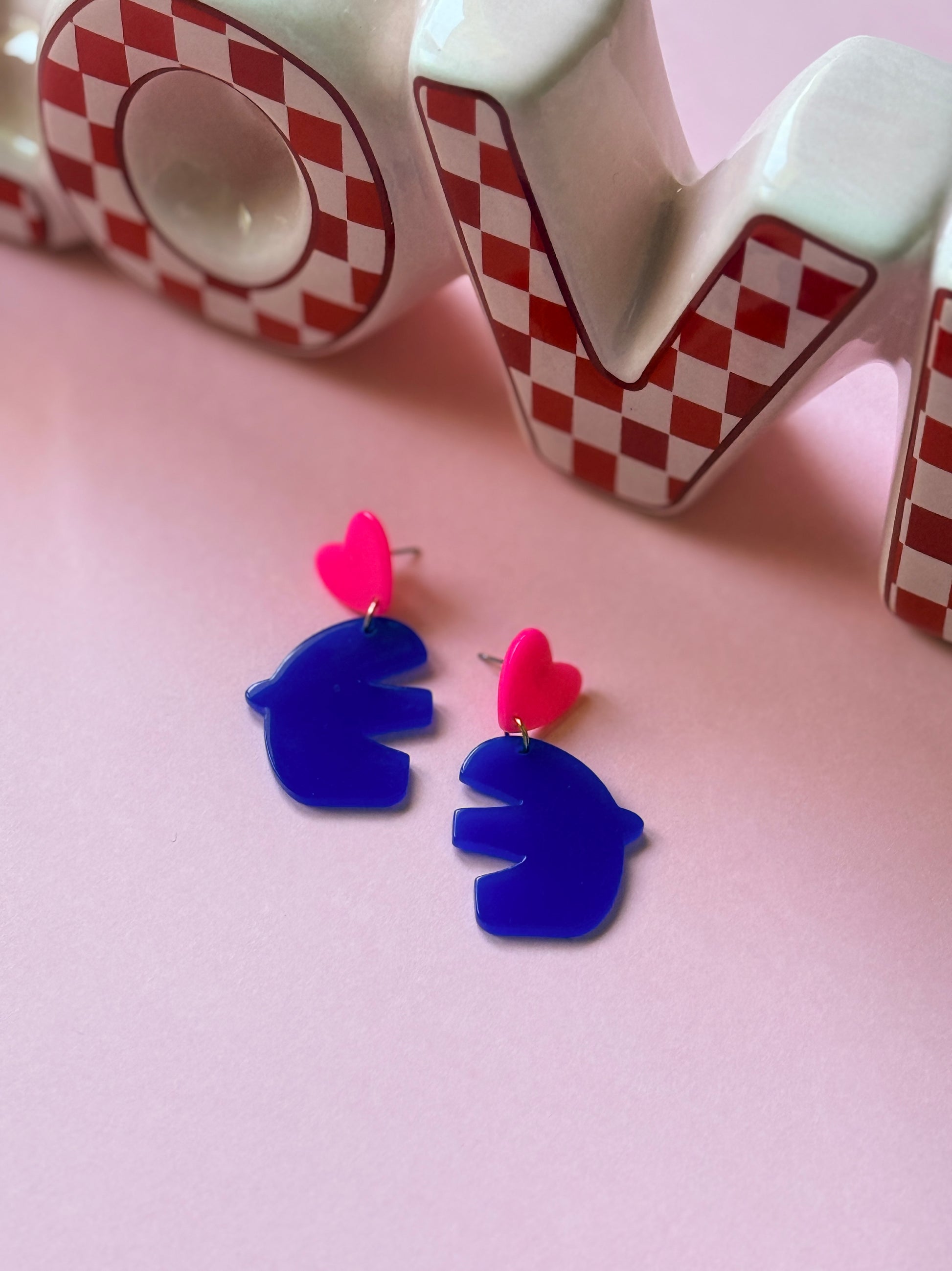 Boucles d'oreilles pendantes Blue Bird oiseau acrylique bleu roi clou cœur fuchsia - collection Pop Therapy YourLittleWords