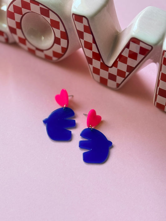 Boucles d'oreilles pendantes Blue Bird oiseau acrylique bleu roi clou cœur fuchsia - collection Pop Therapy YourLittleWords