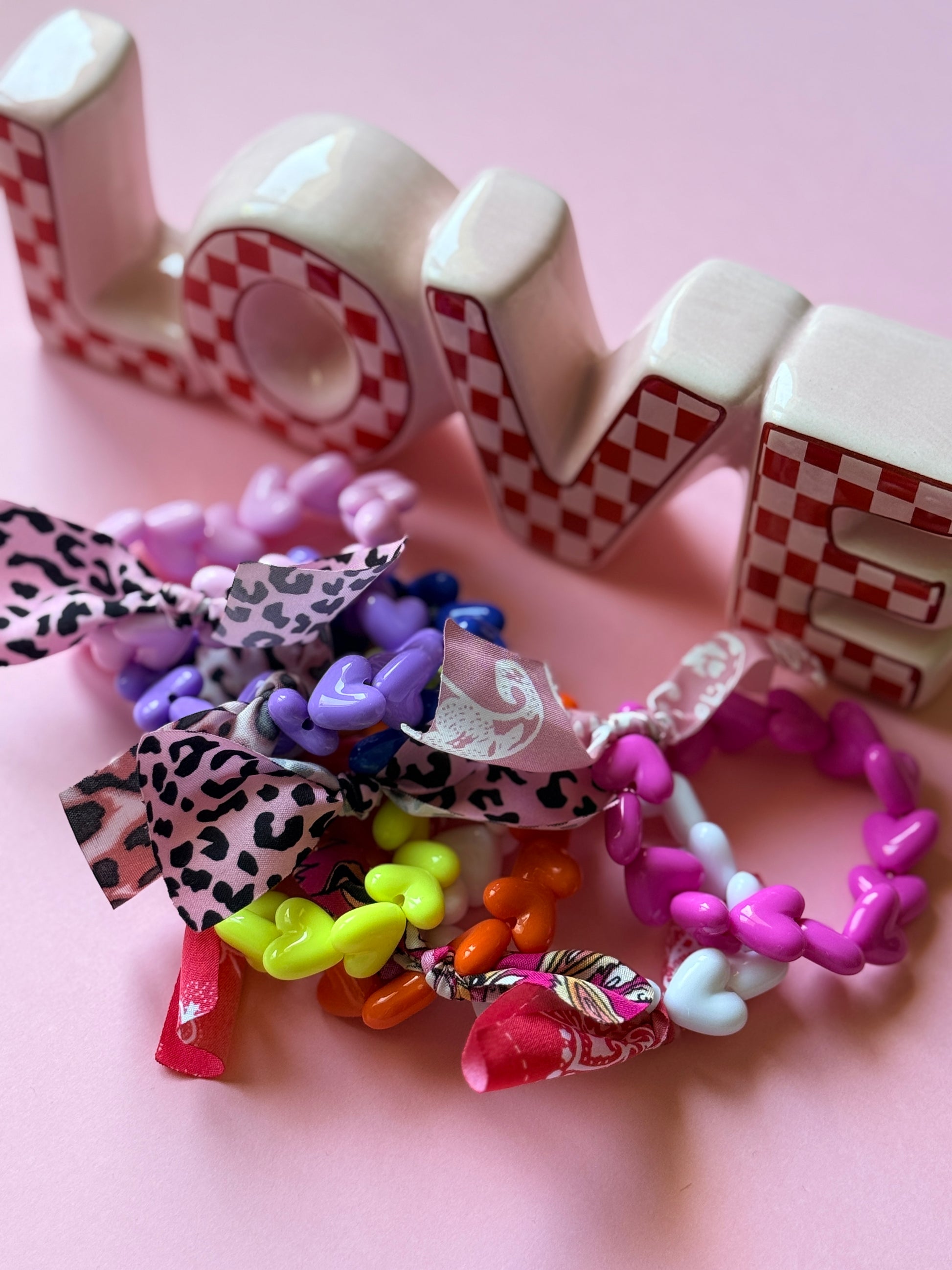 Bracelet fait main Pretty Wild perles cœur acrylique colorées ruban léopard - collection Pop Therapy YourLittleWords