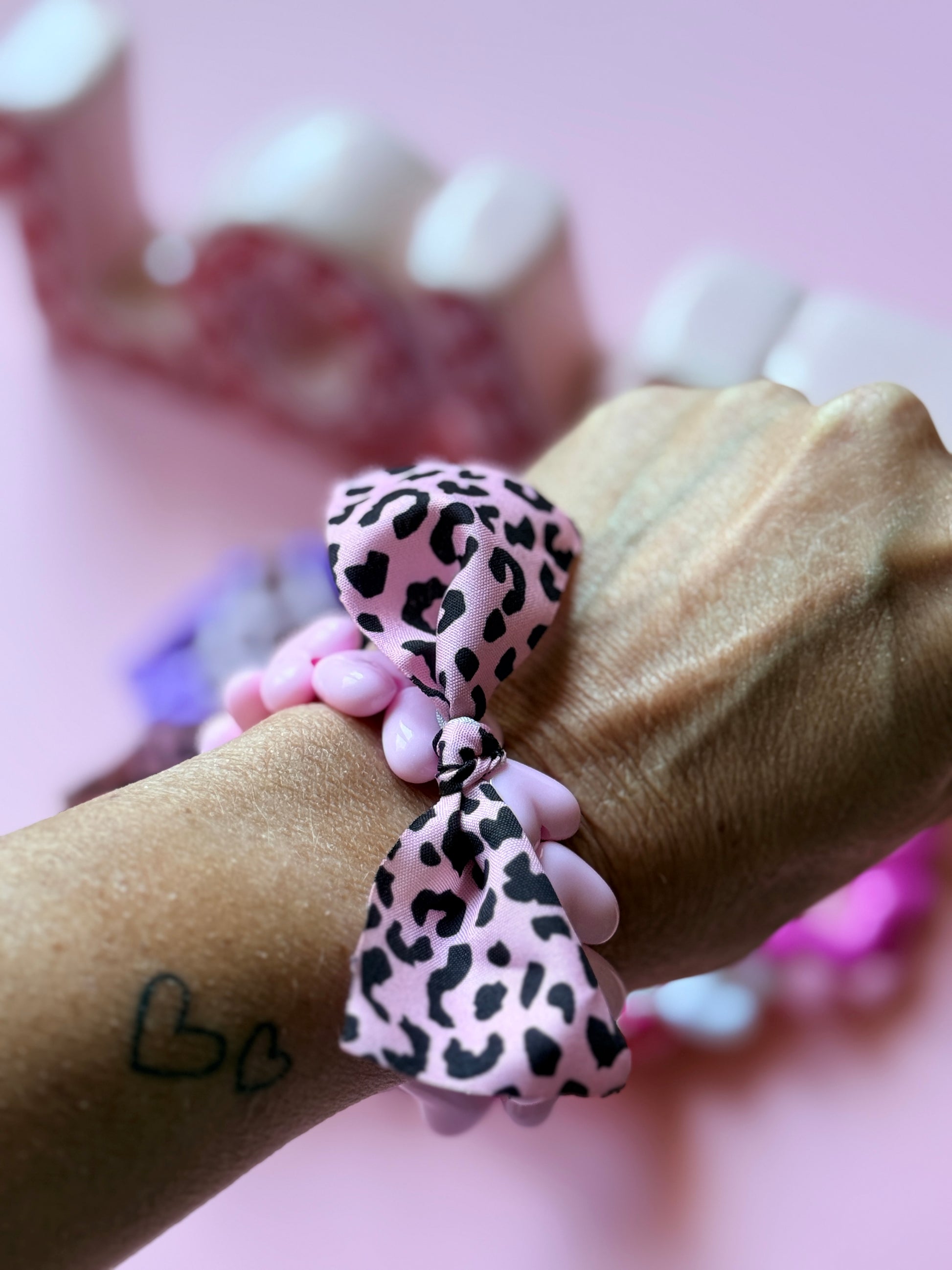 Bracelet fait main Pretty Wild perles cœur acrylique colorées ruban léopard - collection Pop Therapy YourLittleWords