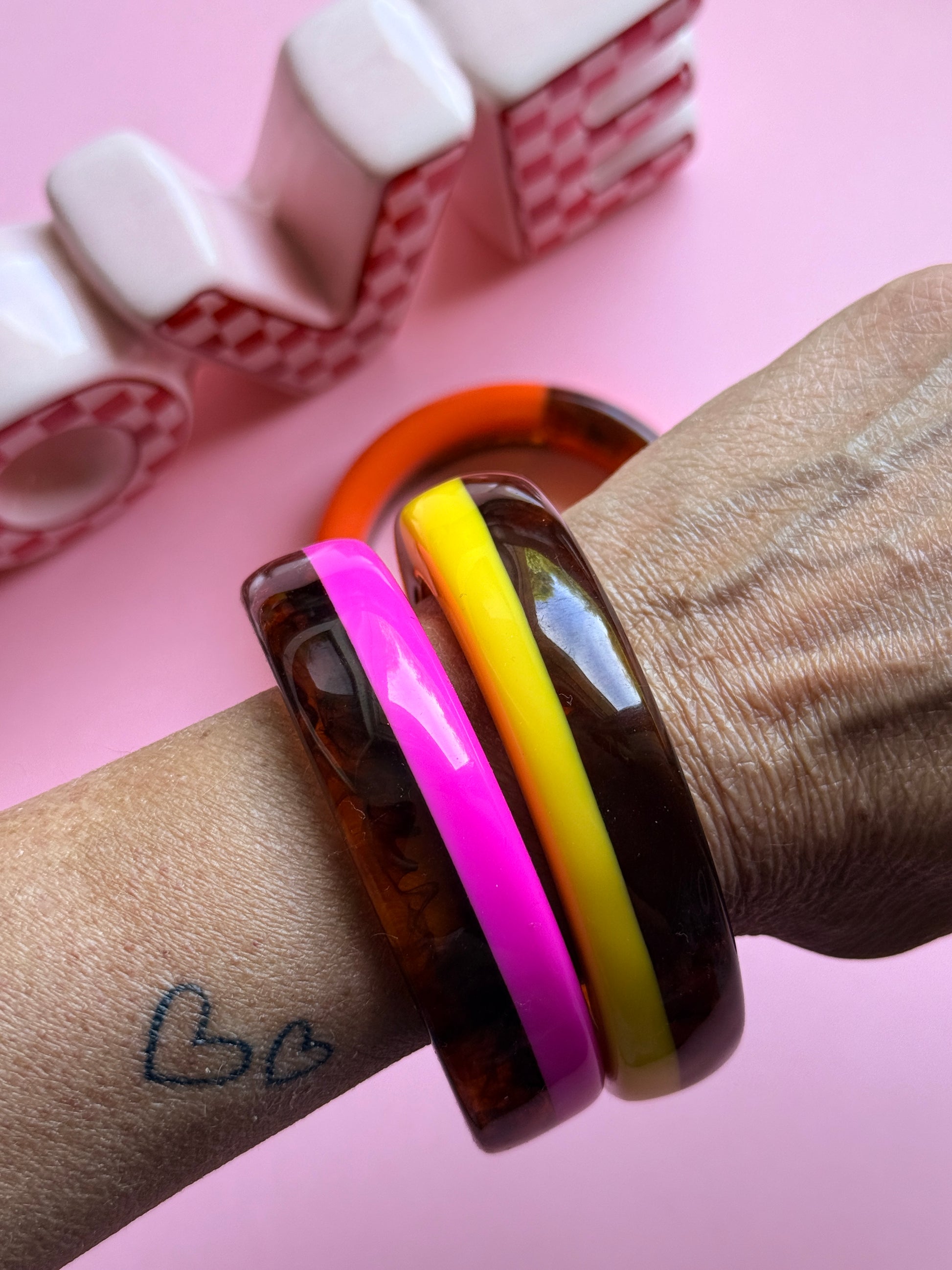 Bracelet acrylique Safari Mood mi-écaille mi-fluo en 3 coloris - orange, fuchsia, jaune - collection Pop Therapy YourLittleWords