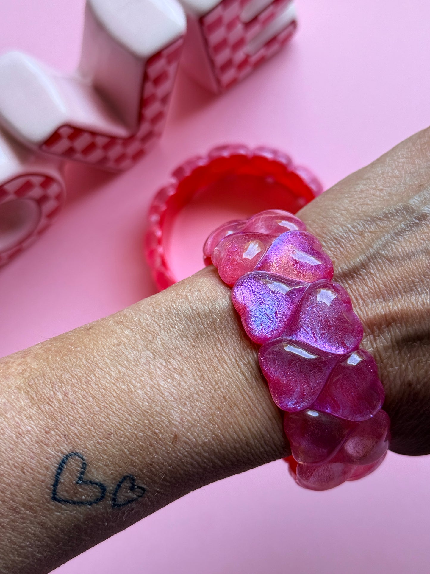 Bracelet cœur acrylique irisé rose Glow Heart porté au poignet - collection Pop Therapy YourLittleWords
