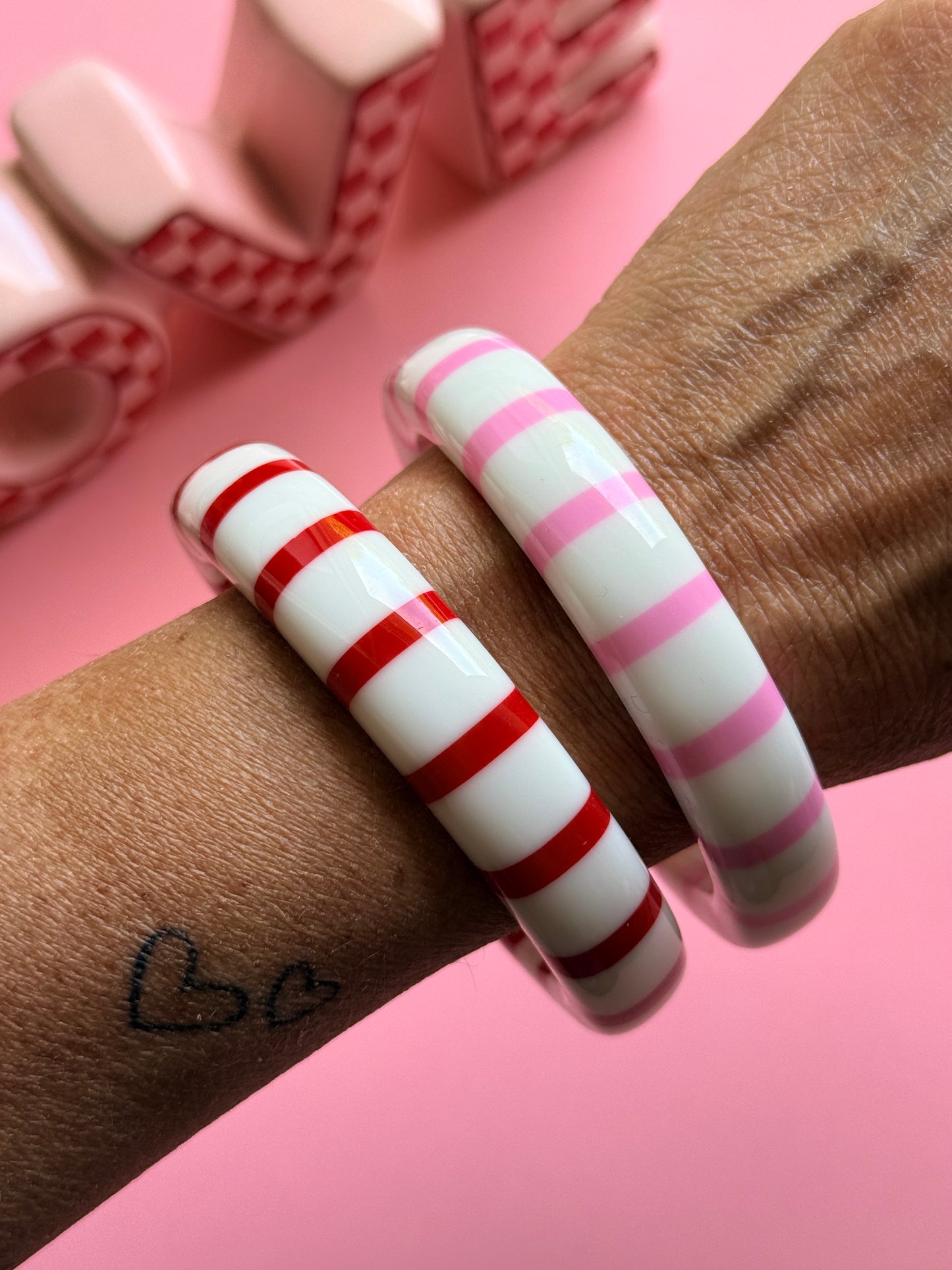 Bracelet acrylique Sucre d'Orge rayures fines blanc et rose, blanc et rouge - collection Pop Therapy YourLittleWords