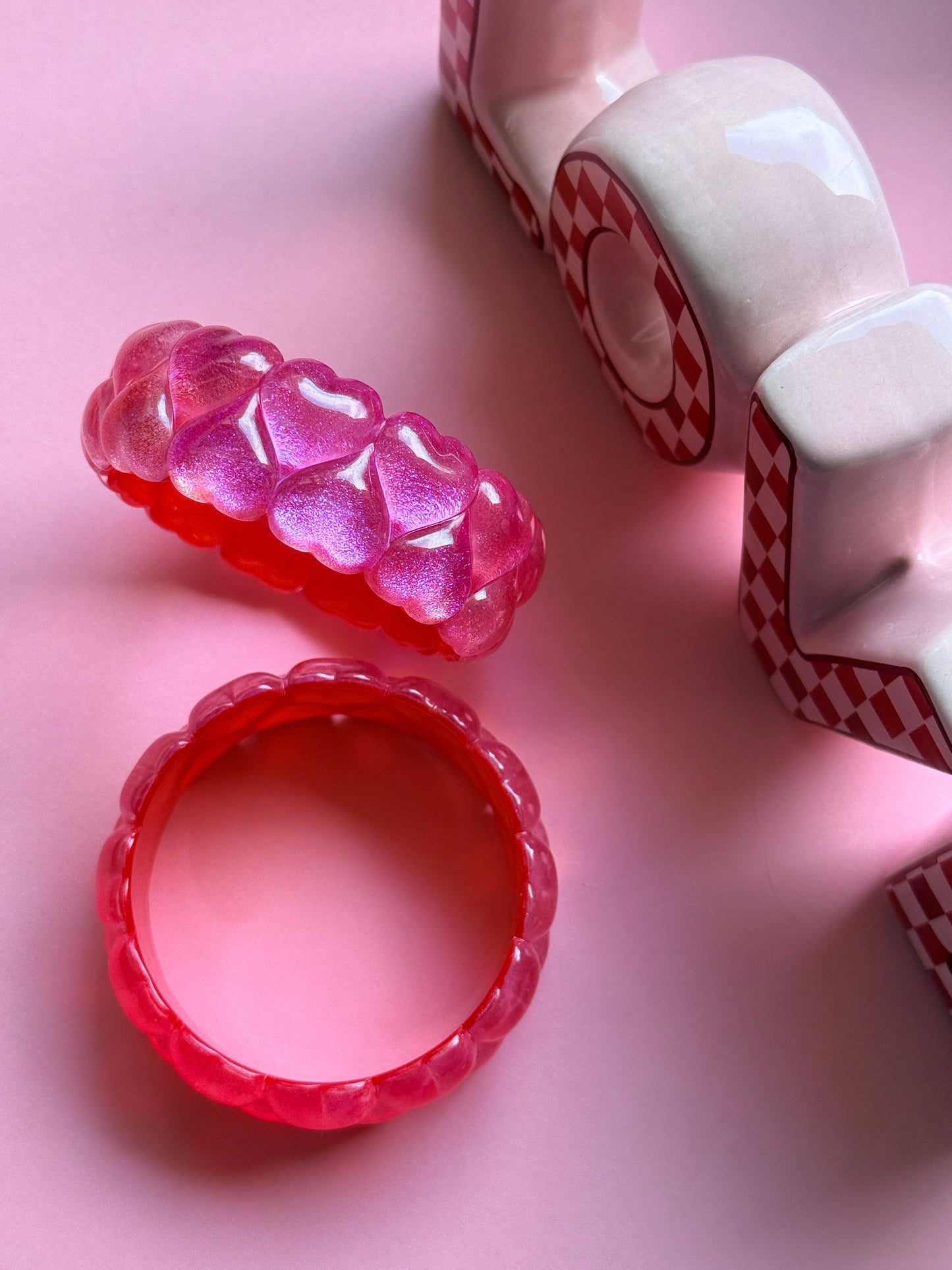 Bracelet cœur acrylique irisé rose Glow Heart porté au poignet - collection Pop Therapy YourLittleWords

