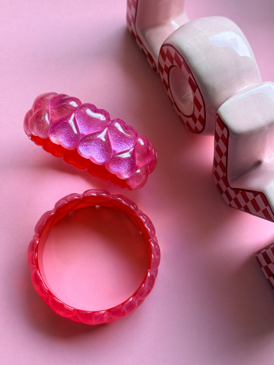 Bracelet cœur acrylique irisé rose Glow Heart porté au poignet - collection Pop Therapy YourLittleWords
