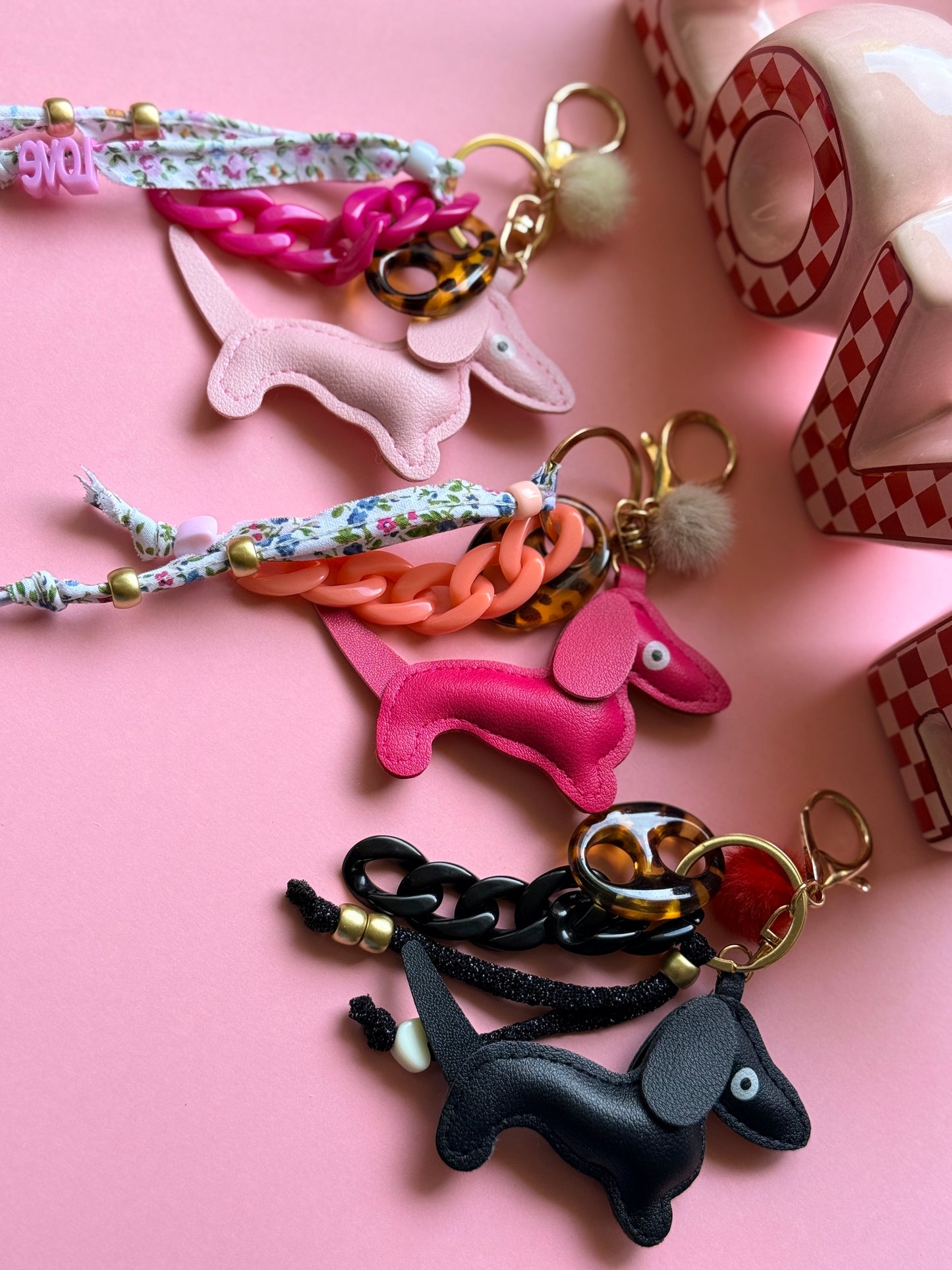 Grigri de sac Mister Teckel teckel simili cuir chaîne acrylique 3 coloris rose fuchsia noir - YourLittleWords
