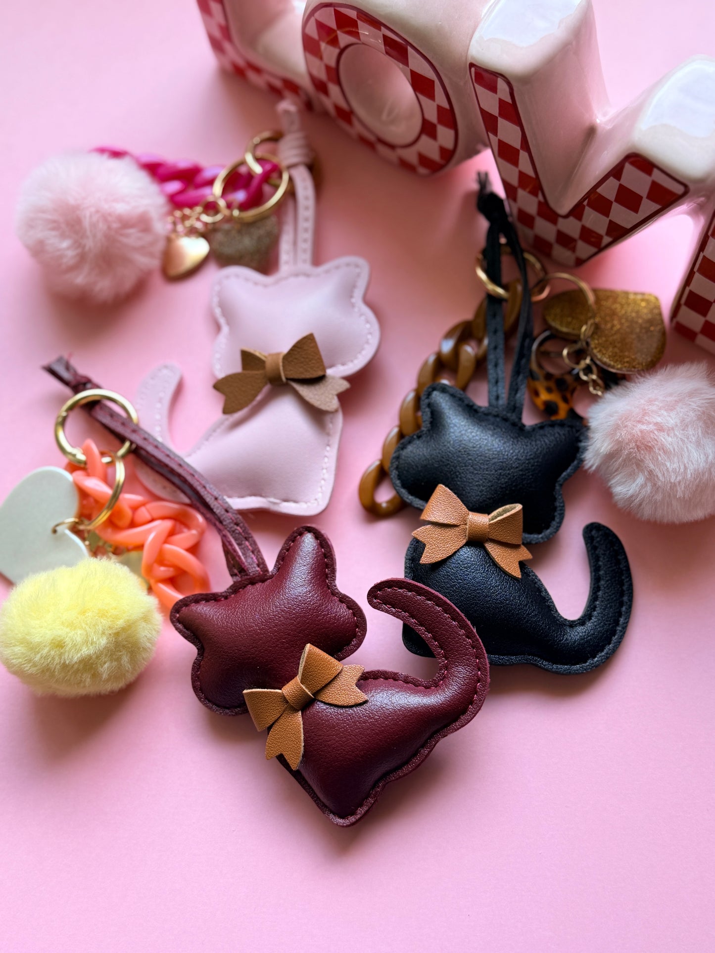 Grigri de sac Miss Kitty chat simili cuir nœud camel 3 coloris rose bordeaux noir - YourLittleWords
