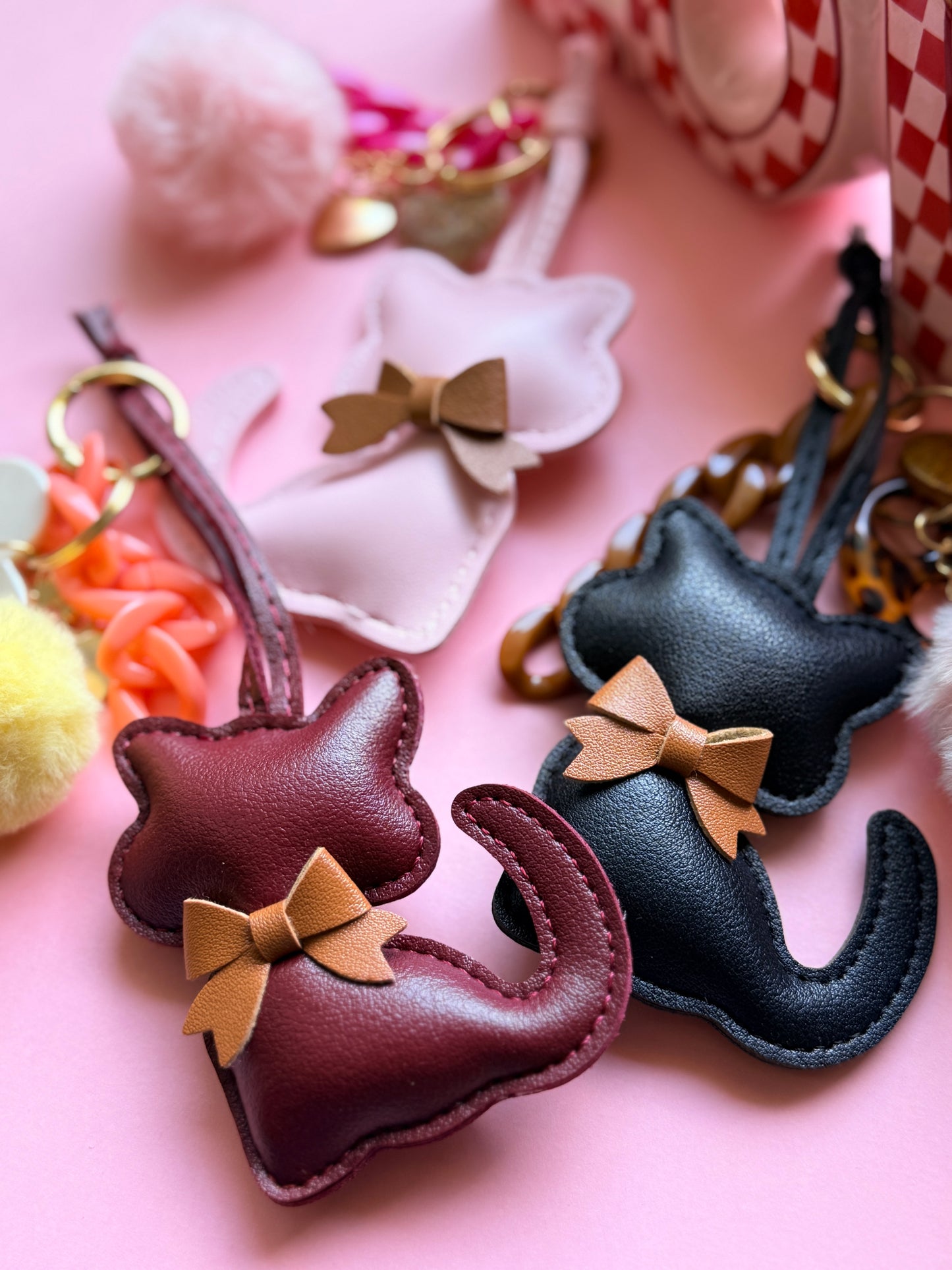 Grigri de sac Miss Kitty chat simili cuir nœud camel 3 coloris rose bordeaux noir - YourLittleWords
