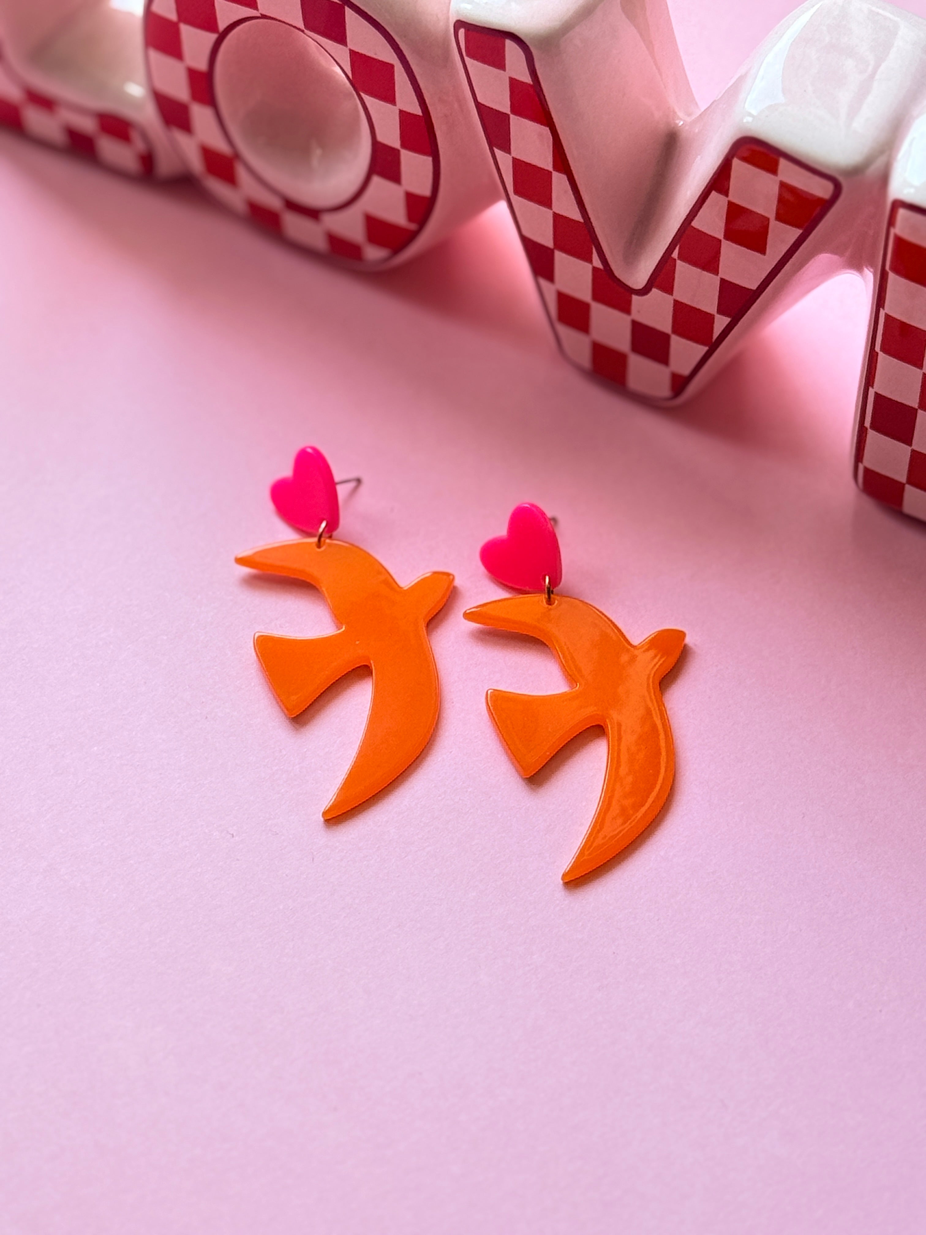 Boucles d'oreilles pendantes Hirondelle acrylique orange clou cœur fuchsia - collection Pop Therapy YourLittleWords
