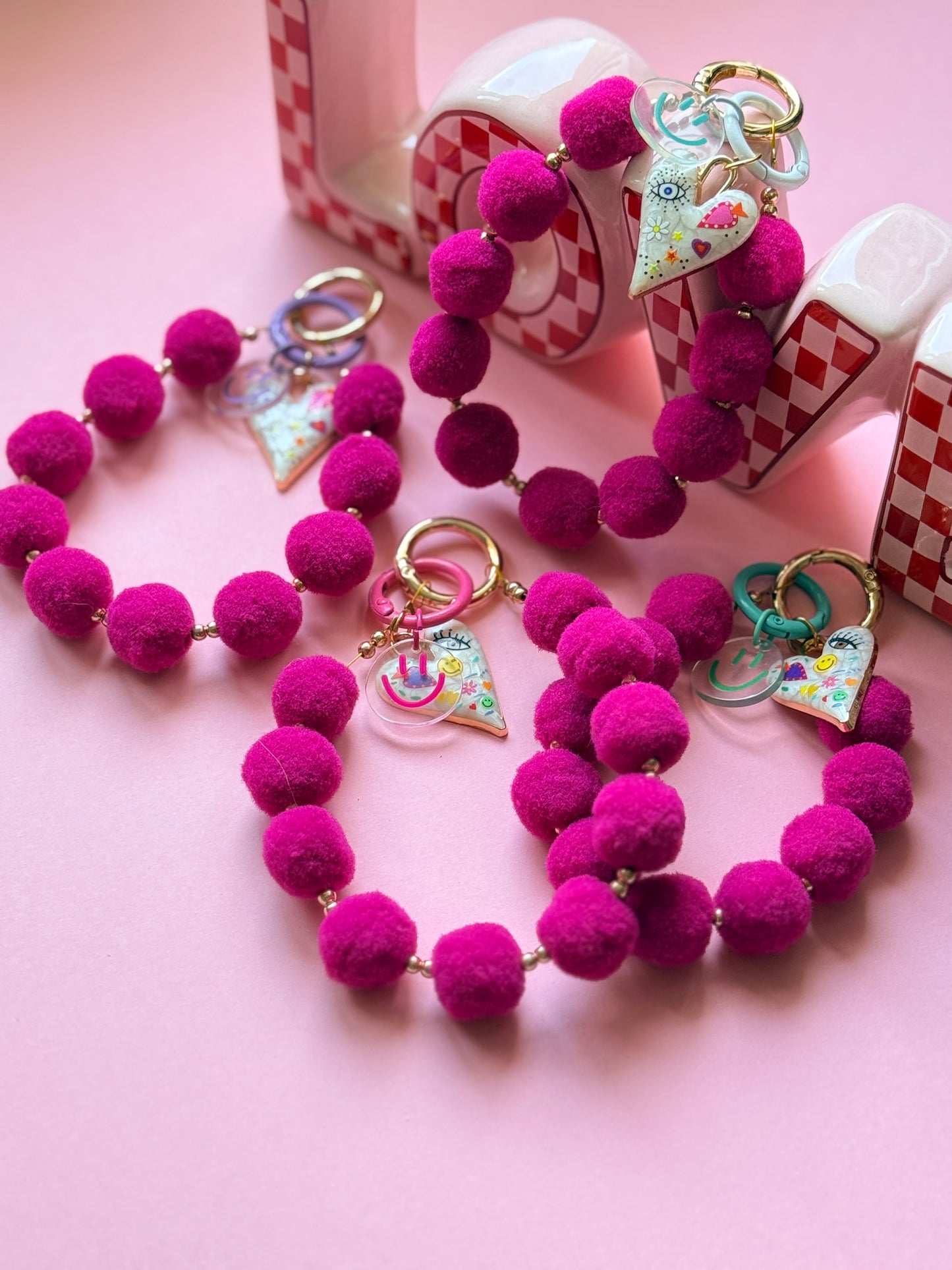 Grigri de sac fait main Fluffy Love pompons velours rose clair et prune perles dorées breloques - YourLittleWords