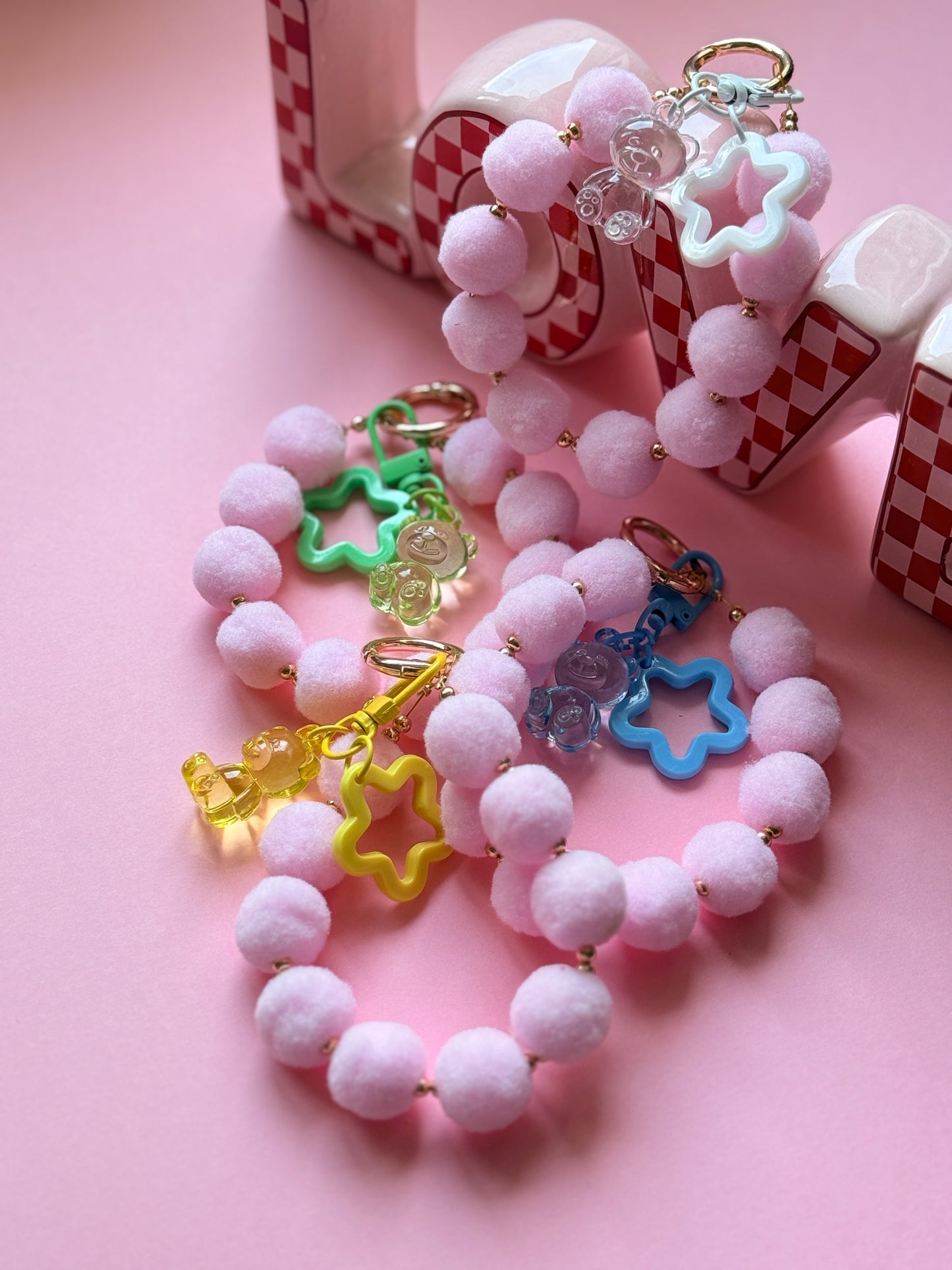 Grigri de sac fait main Fluffy Love pompons velours rose clair et prune perles dorées breloques - YourLittleWords
