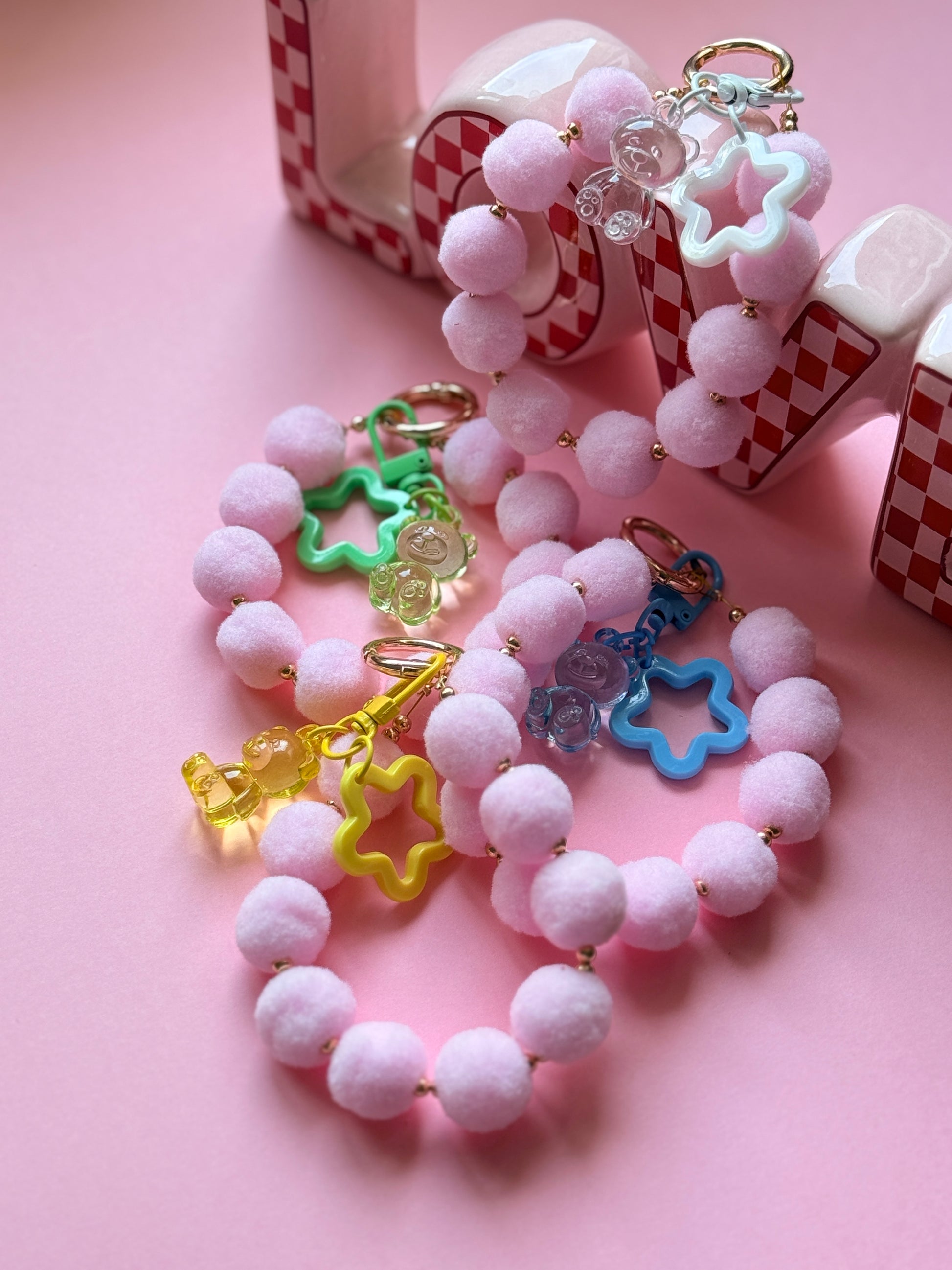 Grigri de sac fait main Fluffy Love pompons velours rose clair et prune perles dorées breloques - YourLittleWords