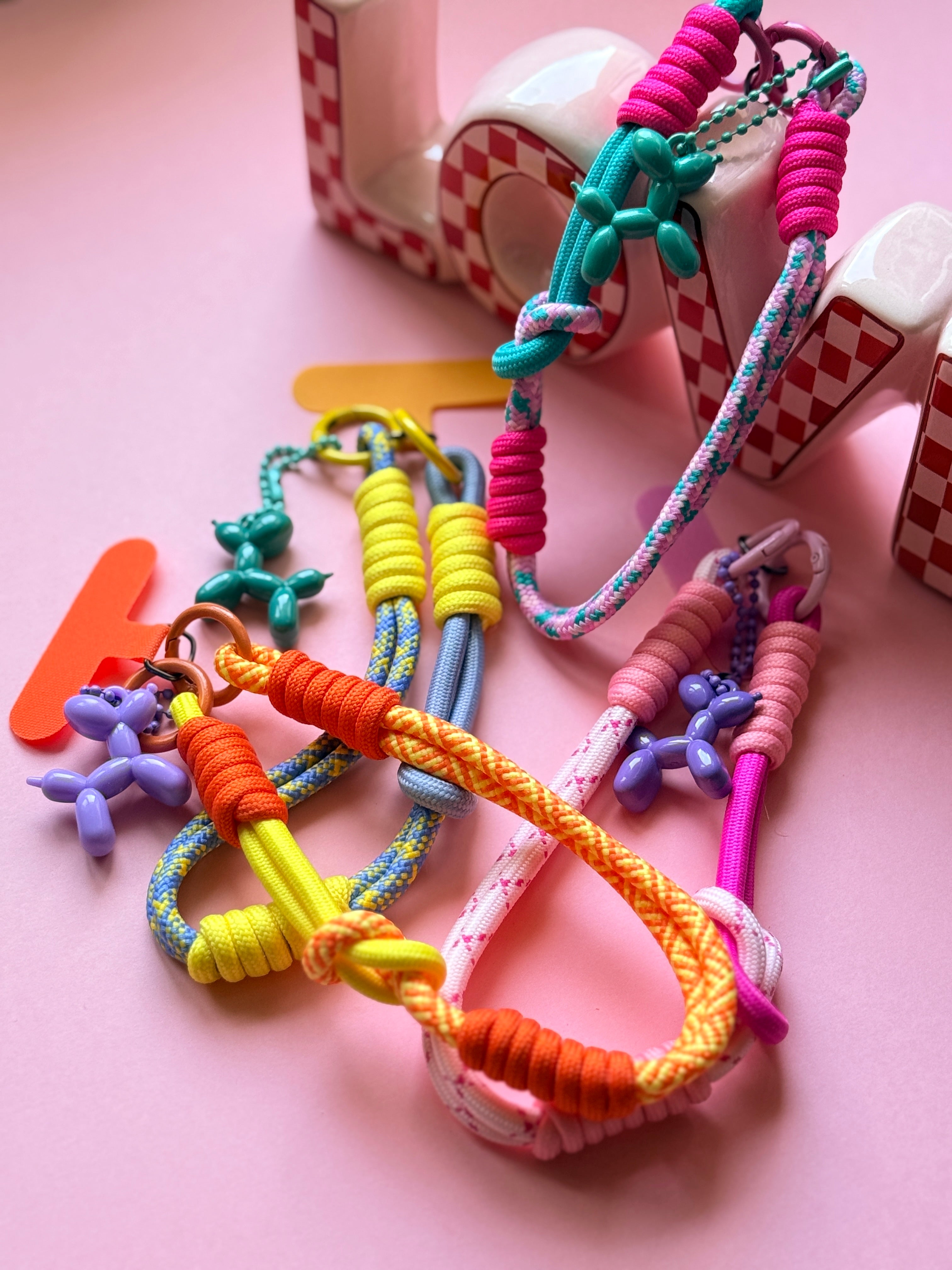 Grigri de téléphone Néon Pop corde tressée colorée chien ballon 4 coloris - collection Pop Therapy YourLittleWords