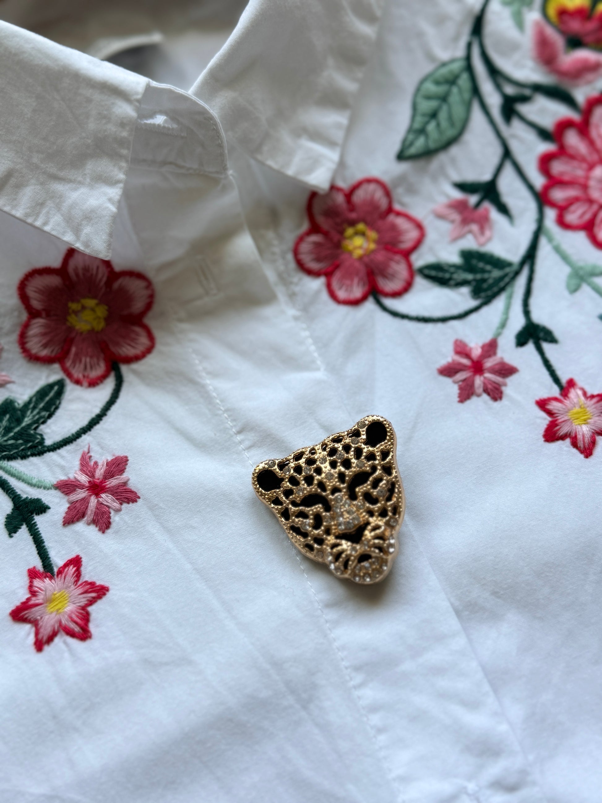 Cache-bouton Léo Doré tête de léopard dorée ajourée strass - Accessoires Vitaminés YourLittleWords