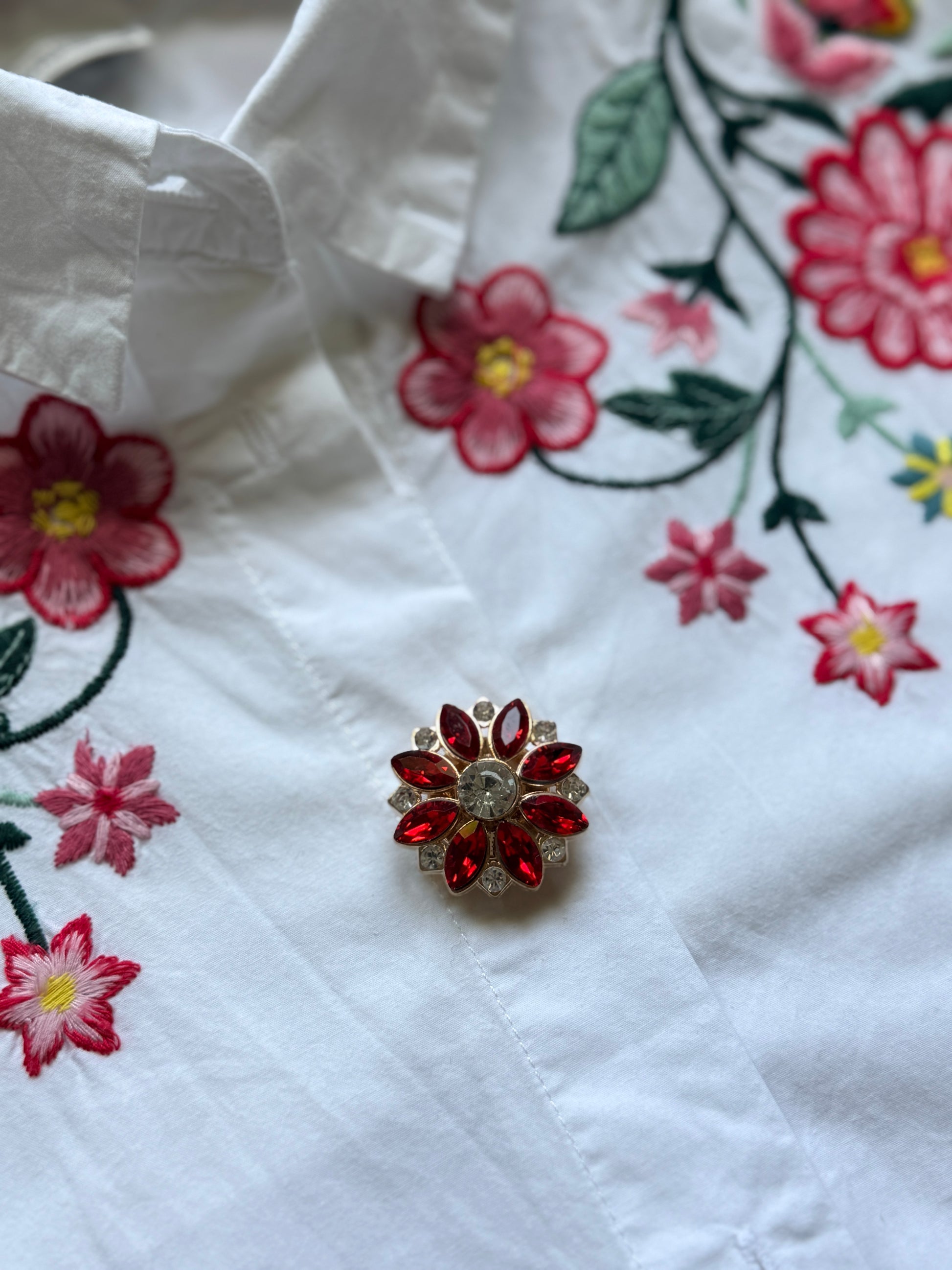 Cache-bouton Red Bloom fleur strass rouge rubis cristal blanc serti doré - Accessoires Vitaminés YourLittleWords