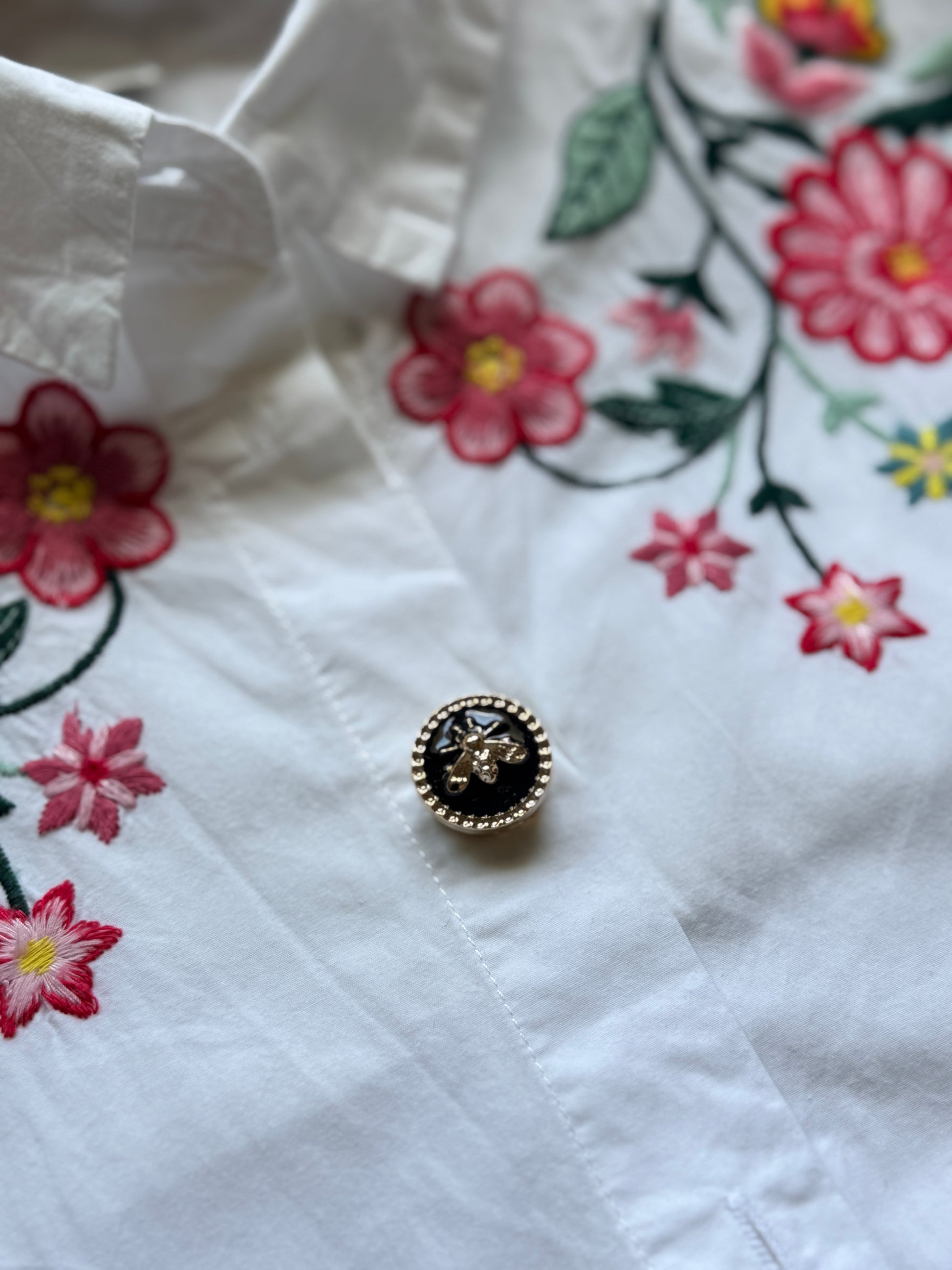 Cache-bouton Black Bee abeille dorée fond noir laqué contour strass - Accessoires Vitaminés YourLittleWords