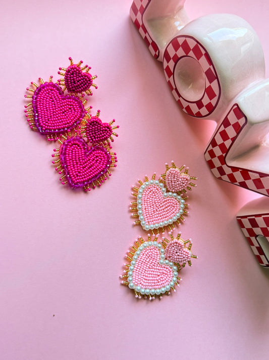 Boucles d'oreilles cœur perlées roses pour femme, bijoux fantaisie colorés et tendance, style romantique et pop, YourLittleWords.