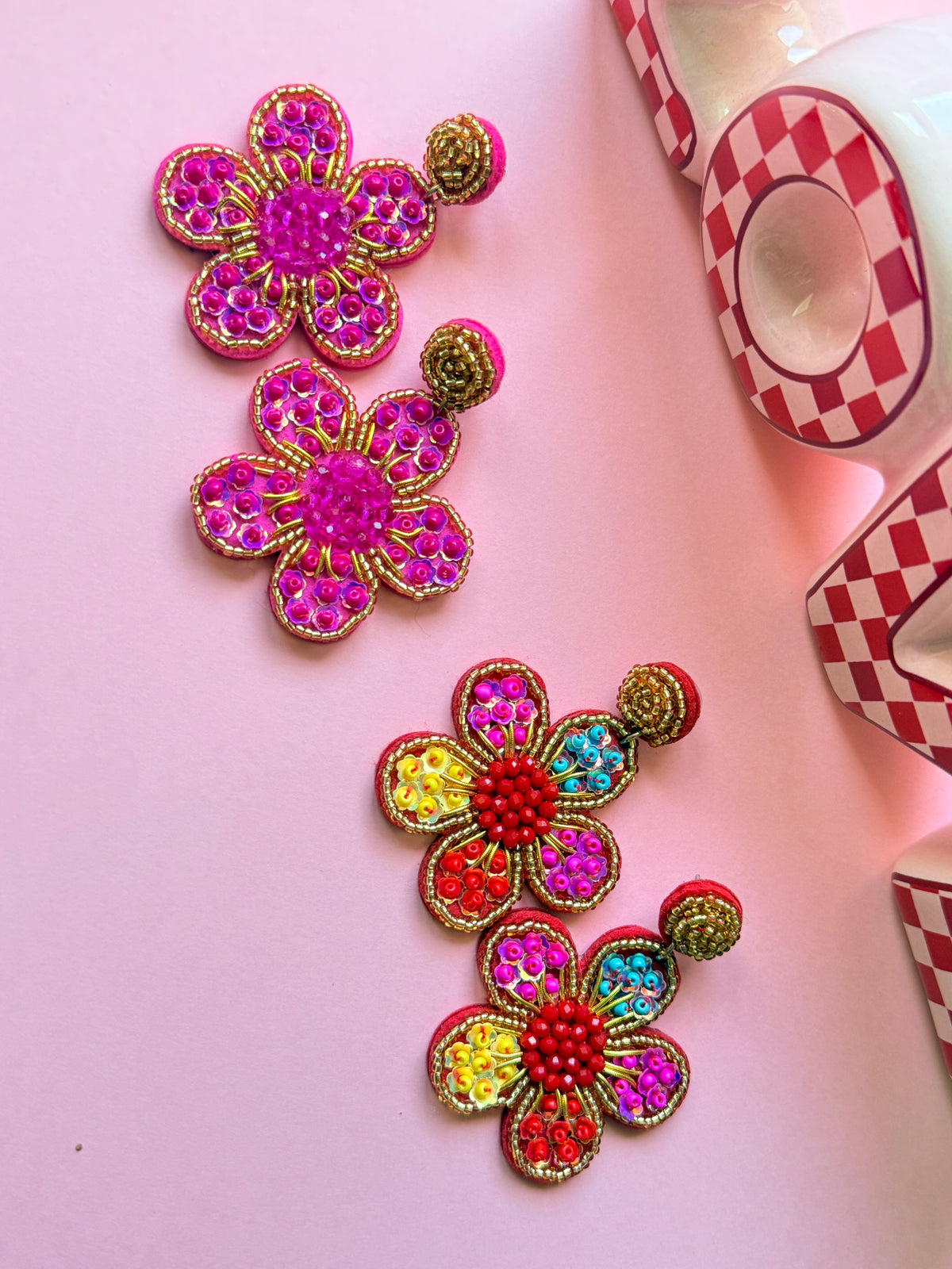 Boucles d'oreilles fleur en perles colorées brodées, bijou fantaisie original pour femme signé YourLittleWords.