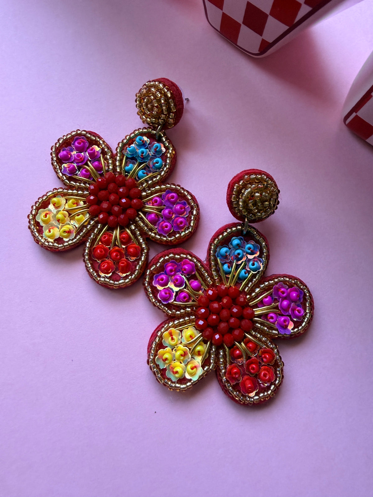 Boucles d'oreilles fleur en perles colorées brodées, bijou fantaisie original pour femme signé YourLittleWords.