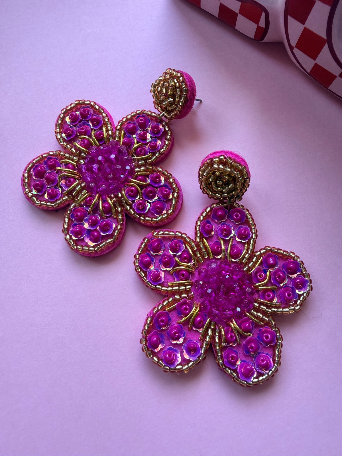 Boucles d'oreilles fleur en perles colorées brodées, bijou fantaisie original pour femme signé YourLittleWords.