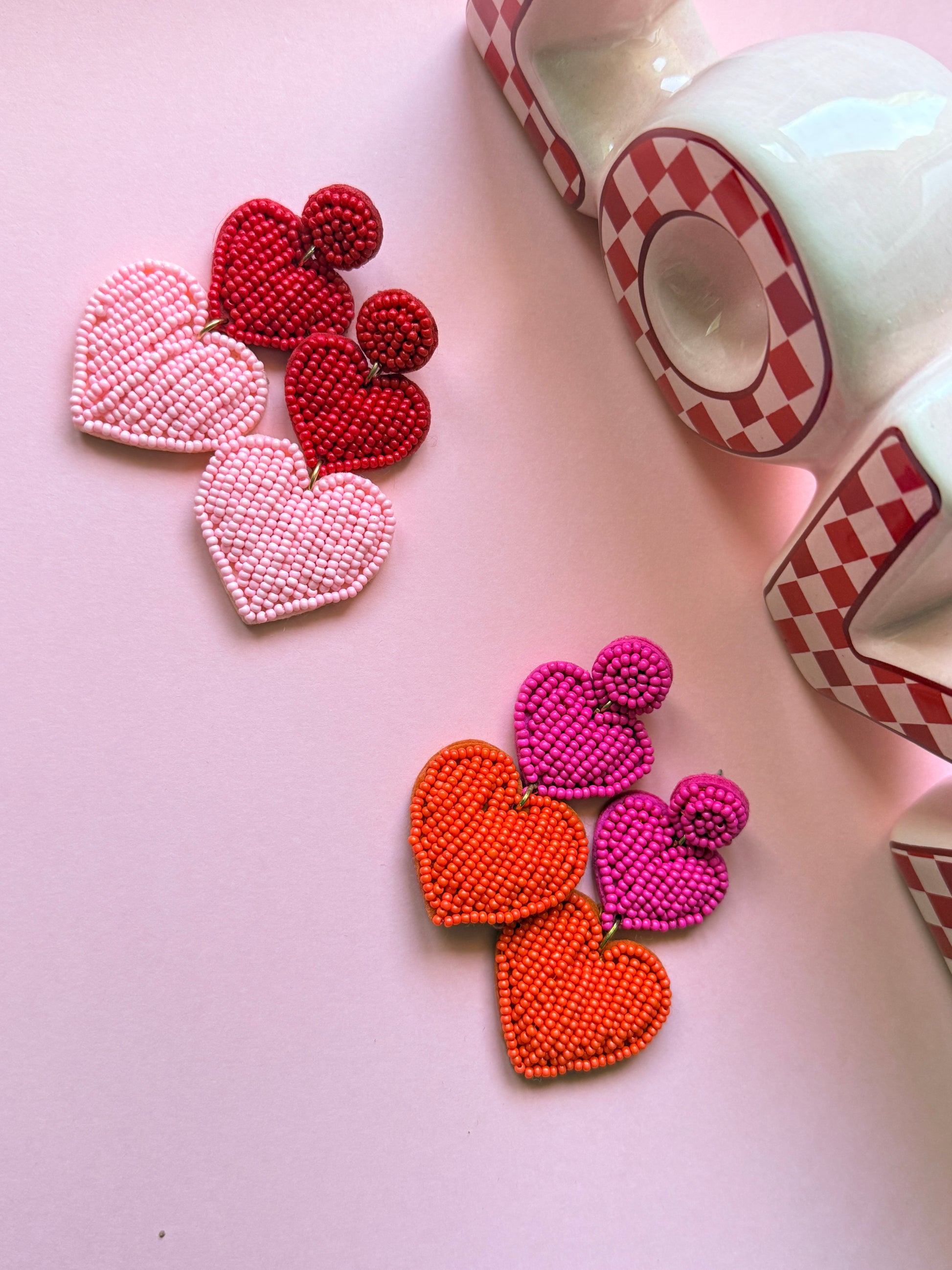 Boucles d'oreilles cœur bicolores en perles brodées, rose et rouge ou rose et orange, bijou fantaisie coloré pour femme YourLittleWords.
