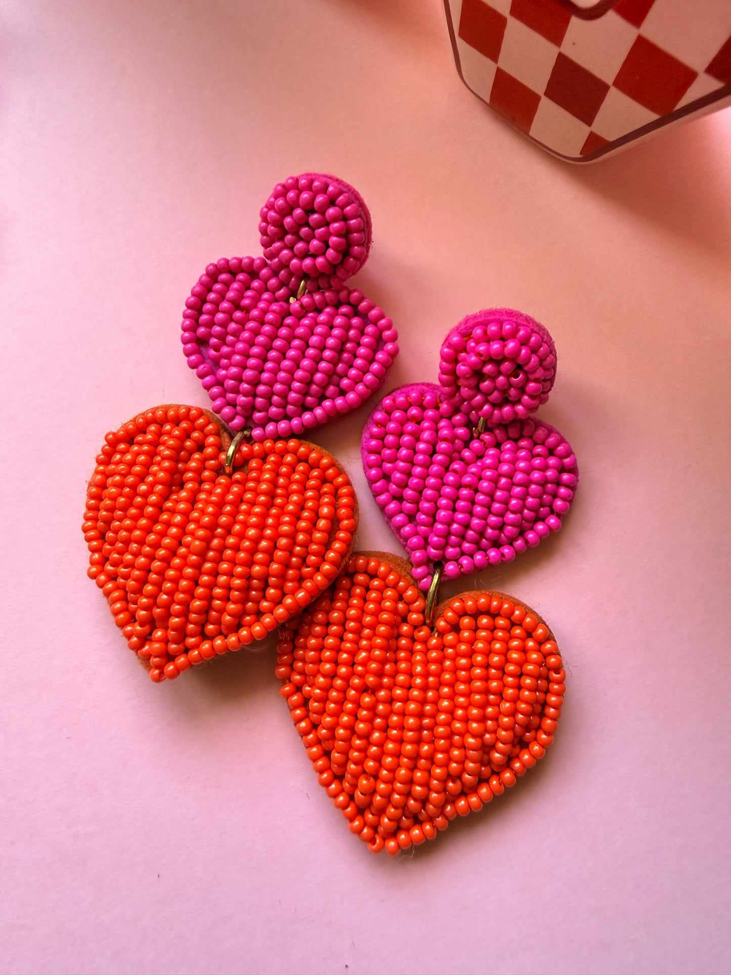 Boucles d'oreilles cœur bicolores en perles brodées, rose et rouge ou rose et orange, bijou fantaisie coloré pour femme YourLittleWords.