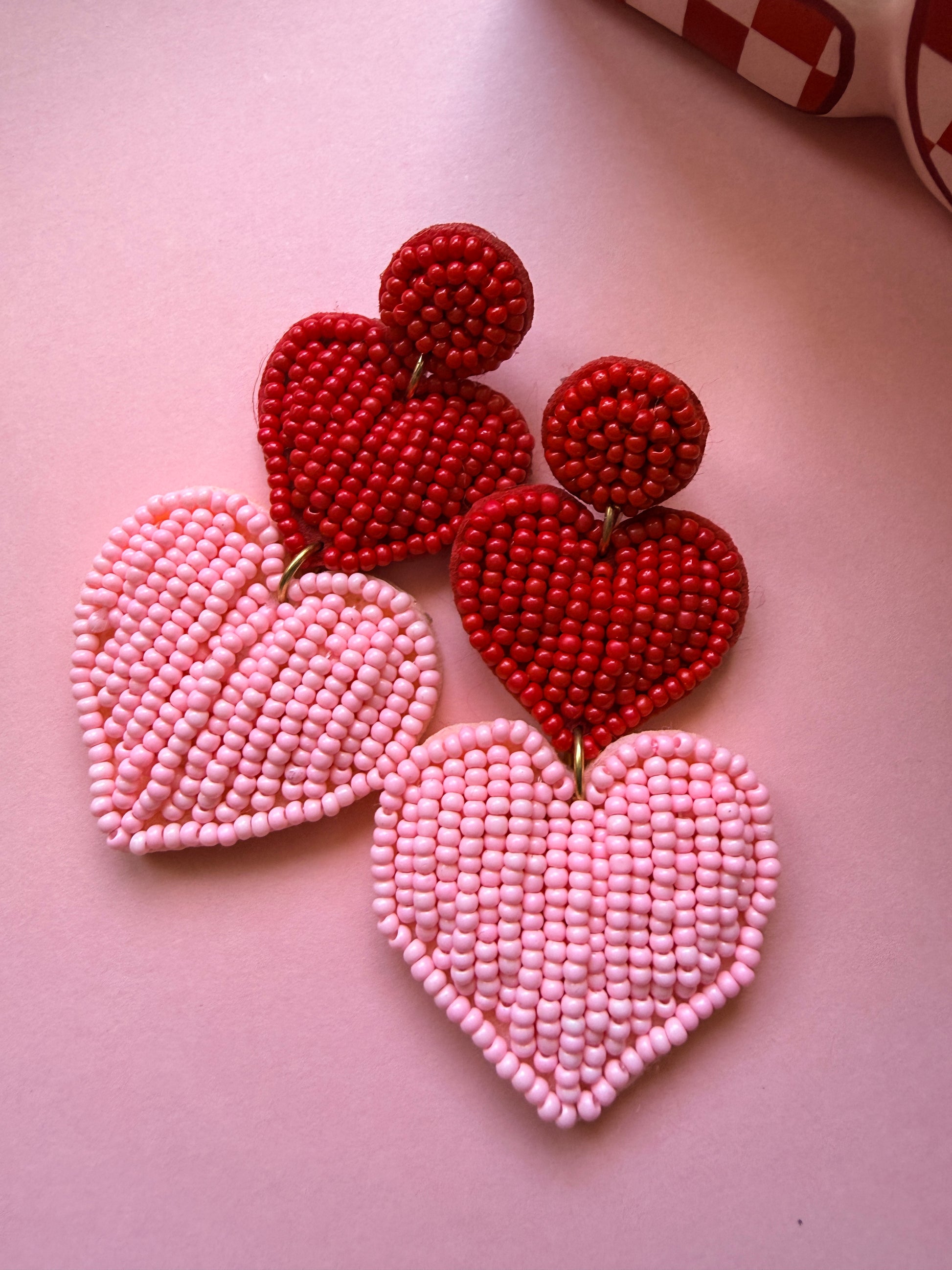 Boucles d'oreilles cœur bicolores en perles brodées, rose et rouge ou rose et orange, bijou fantaisie coloré pour femme YourLittleWords.