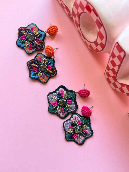 Boucles d'oreilles petite fleur brodée de perles colorées, bijou fantaisie léger et tendance pour femme signé YourLittleWords.