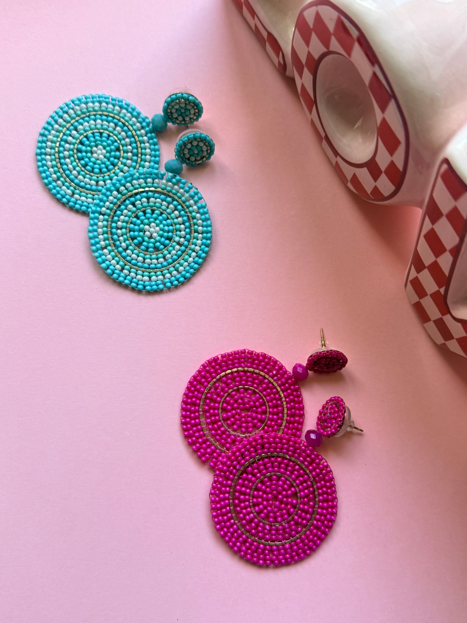 Boucles d'oreilles rondes oversize brodées de perles colorées, bijou fantaisie tendance pour femme signé YourLittleWords.