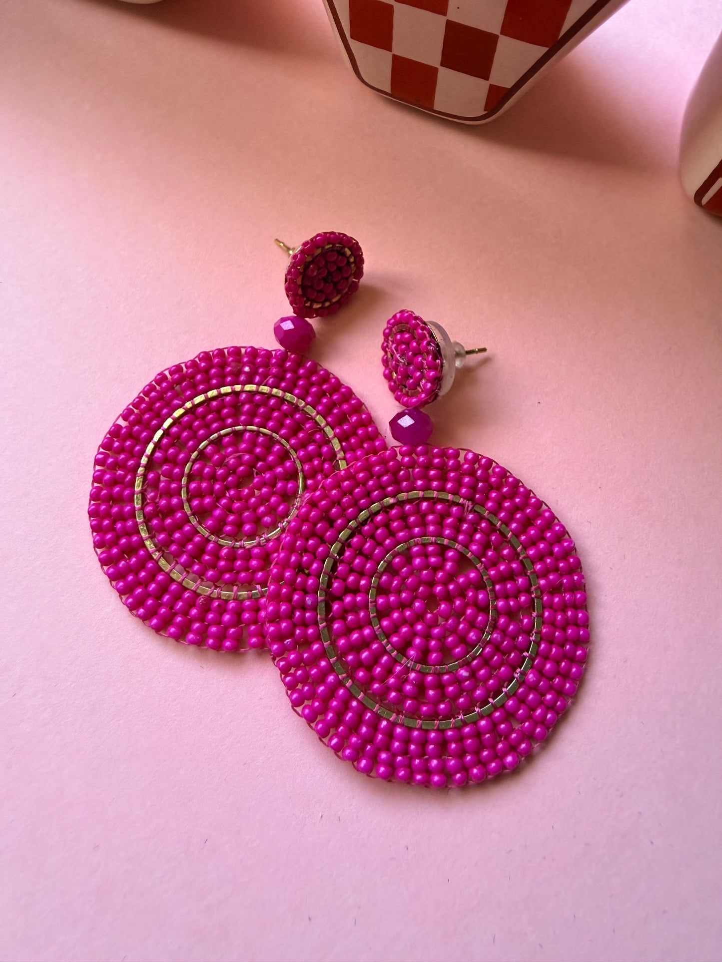 Boucles d'oreilles rondes oversize brodées de perles colorées, bijou fantaisie tendance pour femme signé YourLittleWords.