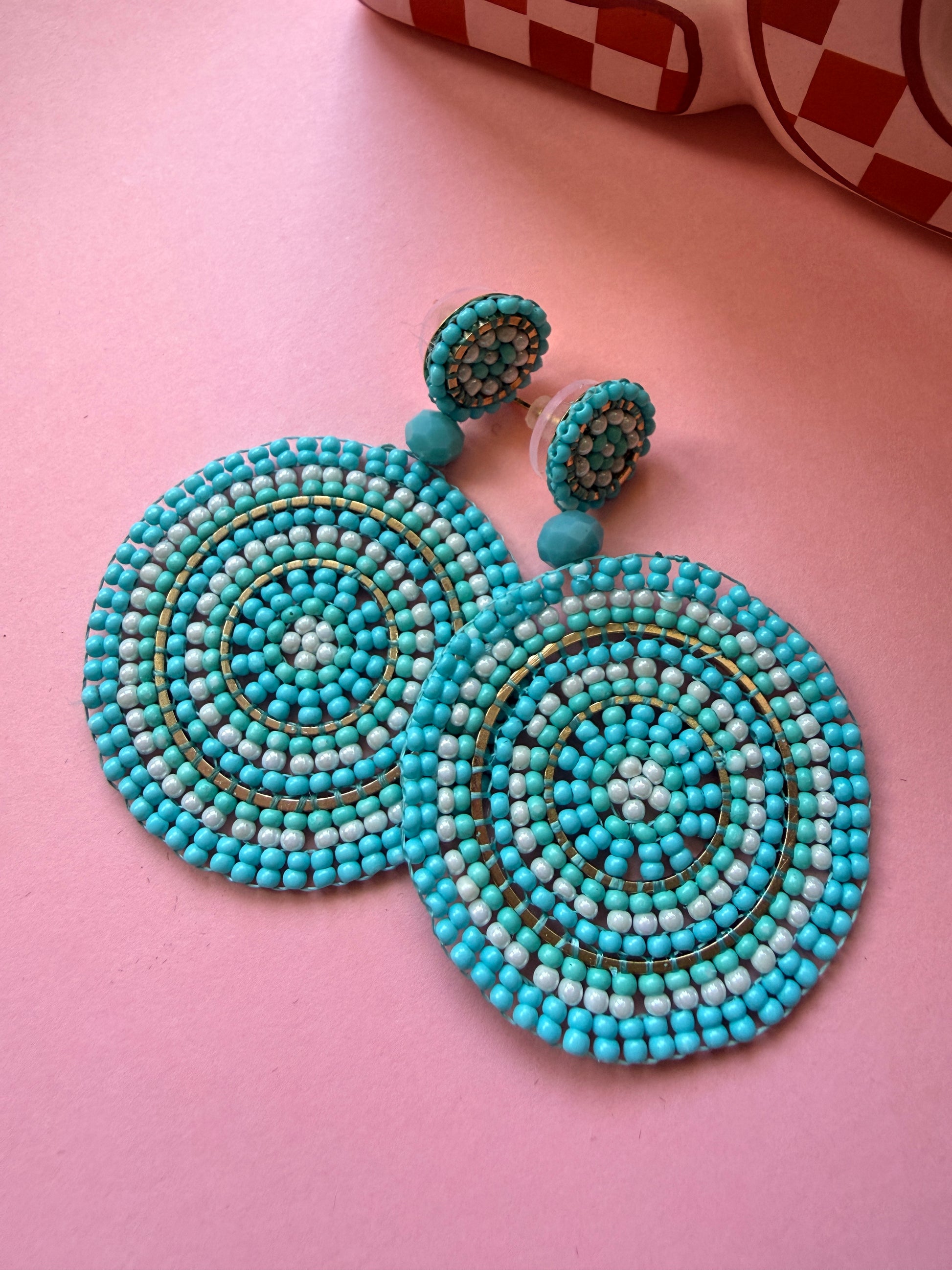 Boucles d'oreilles rondes oversize brodées de perles colorées, bijou fantaisie tendance pour femme signé YourLittleWords.